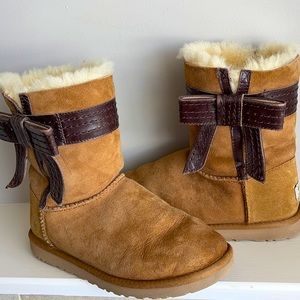 UGG women’s size 6 fur lined boots with leather bow accent
